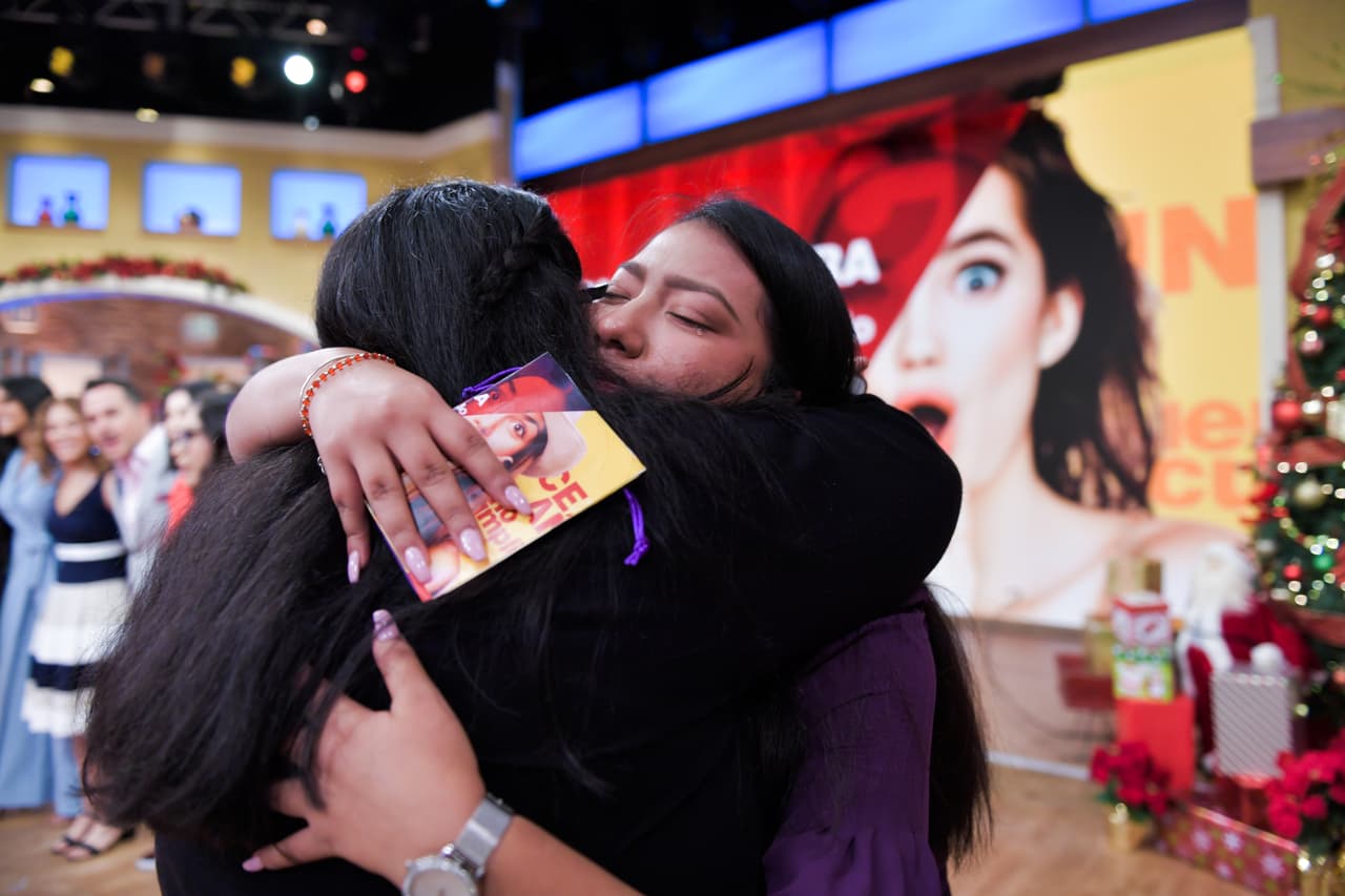 Con un gran abrazo de su madre, Yenisse celebra la oportundidad de estar en la final y ver cada vez más cerca su sueño de ser abogada.
