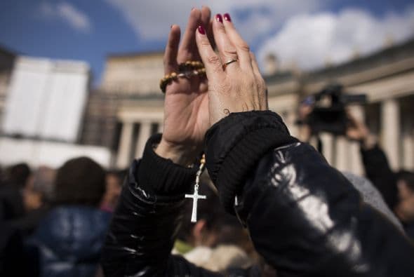 Bajo un cielo que amenazaba lluvia, banderas de países de todo el mundo y pancartas con mensajes de apoyo, la emoción y el respeto impregnó la plaza de San Pedro en el Vaticano, abarrotada por decenas de miles de personas deseosas de atender el último Ángelus del papa Benedicto XVI.
