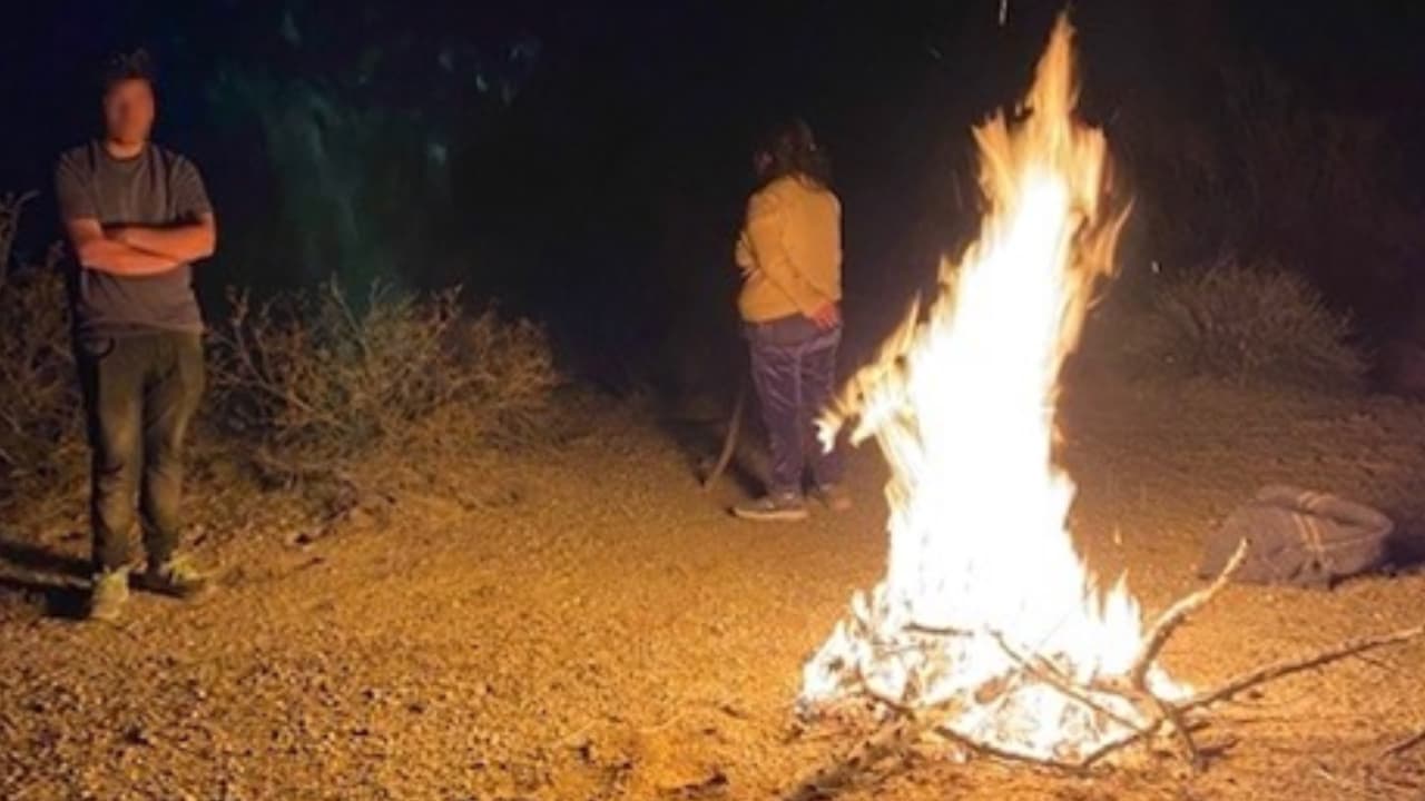 Rescatan a una madre y su hijo luego de prender una fogata en el desierto, llevaban cinco días perdidos