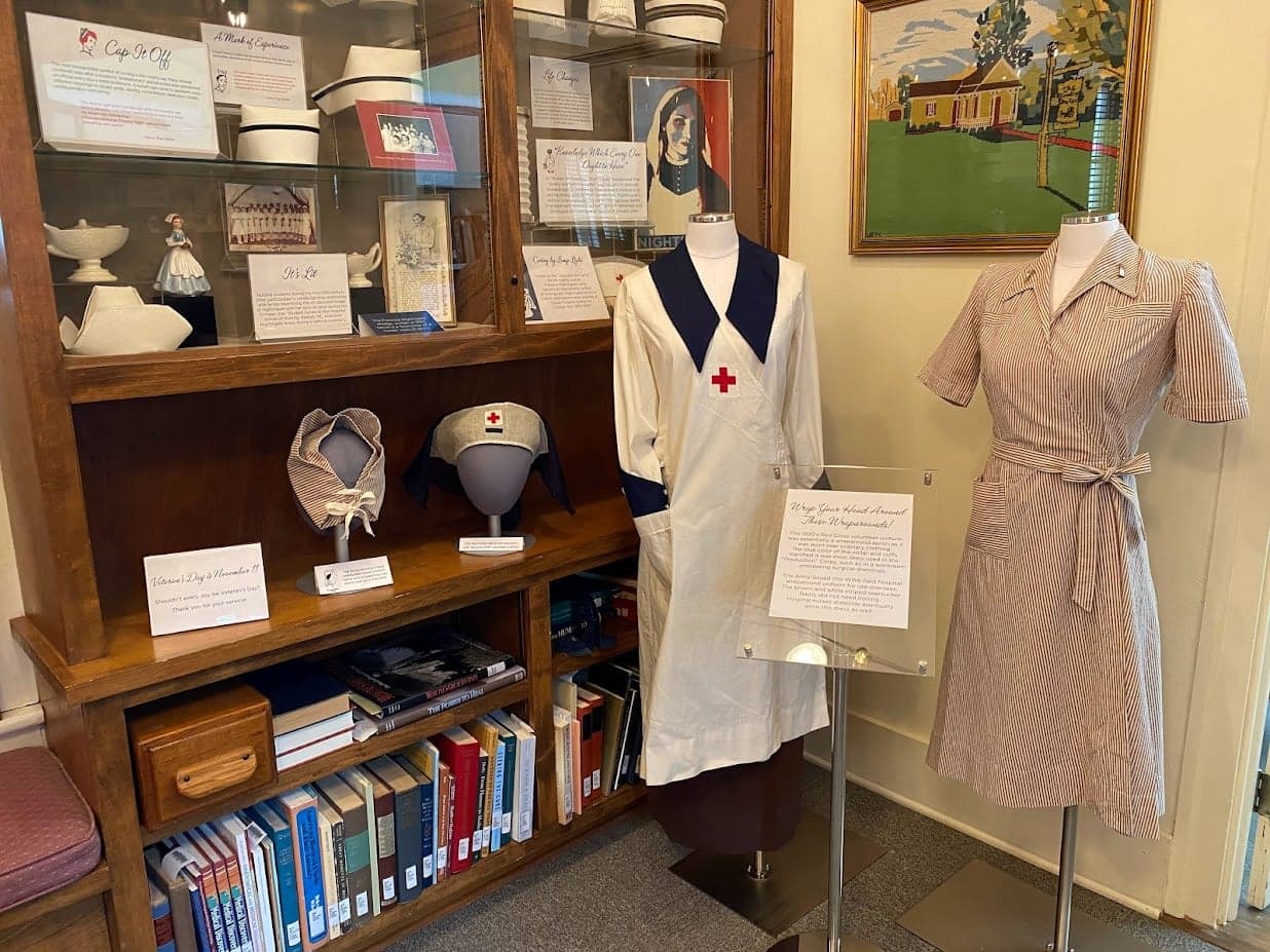 <b><a href="https://www.countrydoctormuseum.org/?_ga-ft=1aFVF0.0.0.0.0.P8GdXW-1PsMHQO.0.0">Country Doctor Museum (Bailey)</a></b>. Un grupo de docentes hacen recorridos a través de dos edificios y un jardín de hierbas medicinales de temporada y están disponibles para responder preguntas sobre la práctica de la medicina entre finales del siglo XVIII y la primera mitad del siglo XX. Las exhibiciones contienen artefactos que incluyen instrumentos médicos y herramientas de farmacia utilizadas por los médicos del campo, así como sus diarios, papeles y libros de medicina.
<br>
<br>
<b><a href="https://goo.gl/maps/58hjwCkmVK4YZ9y49">Cómo llegar</a></b>