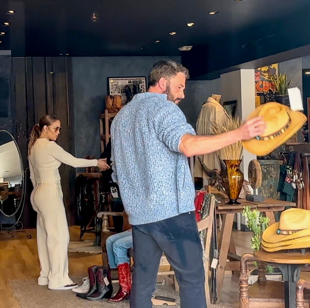El actor de 50 años no se quedó atrás y buscó entre una pila de sombreros vaqueros uno que le convenciera.
<br>