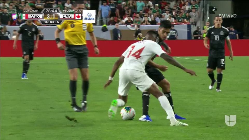 Tarjeta amarilla. El árbitro amonesta a Mark-Anthony Kaye de Canada