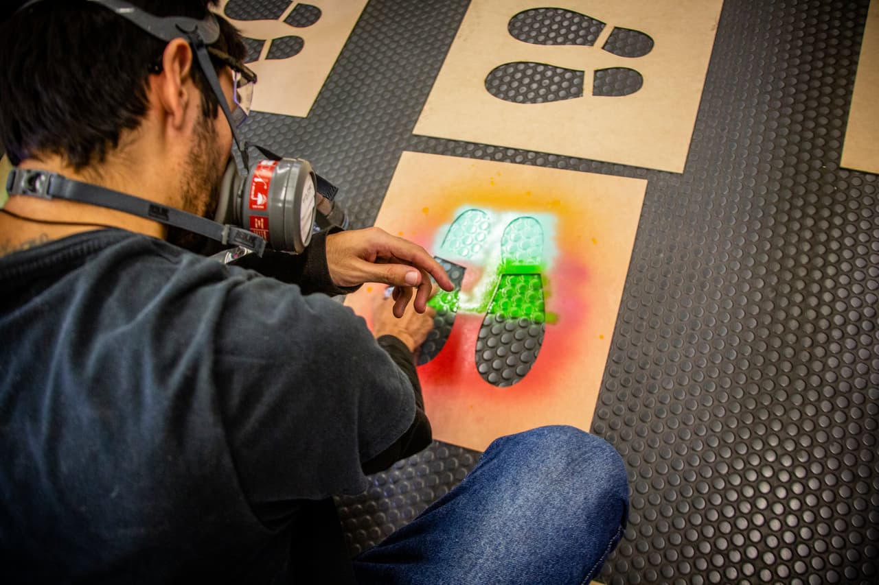 “Las huellas indican el camino, el lugar donde debemos pararnos”, se lee en un tuit publicado por el Metro de Medellín. “Por eso junto a 10 artistas urbanos que hacen parte de la Mesa de Arte Urbano del Graffiti de la ciudad, señalizamos los pisos de los trenes”.