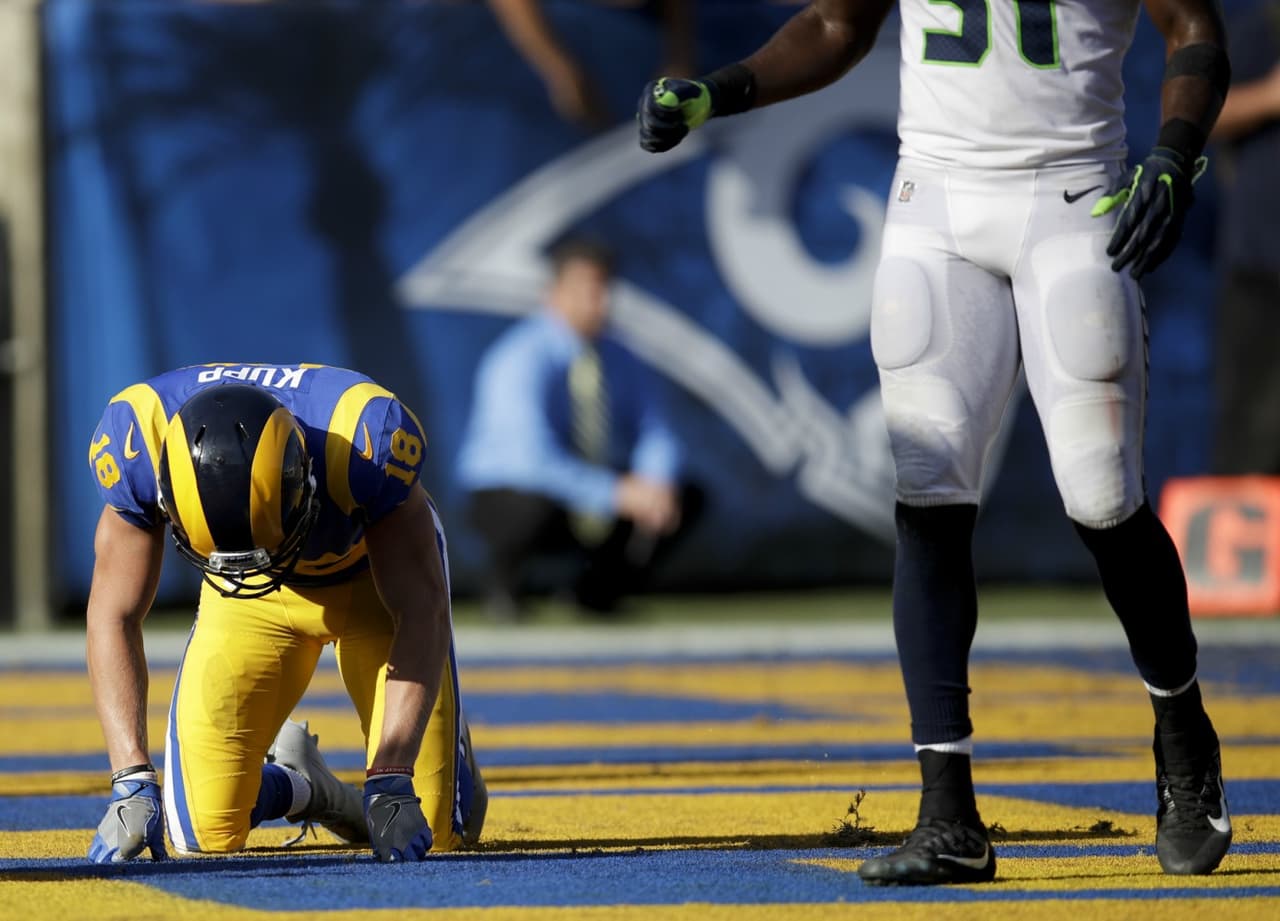 Los Seattle Seahawks fueron sólidos en defensa y maniataron al líder de su división, Los Angeles Rams, para derrotarlos por 16-10 en el Coliseo.