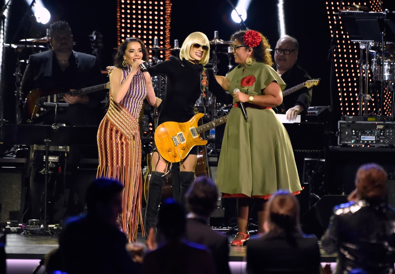Antes, Beatriz Luego, Orianthi y La Marisoul interpretaron 'Corazón Espinado'.