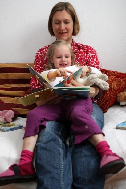 EXAGERA - Pierde tus inhibiciones cuando le estés leyendo a tu hijo. Ruge como el papá oso en  Ricitos de oro  y gruñe como el cerdito de  Los tres cerditos . A los niños les gusta el drama tanto como a los adultos.