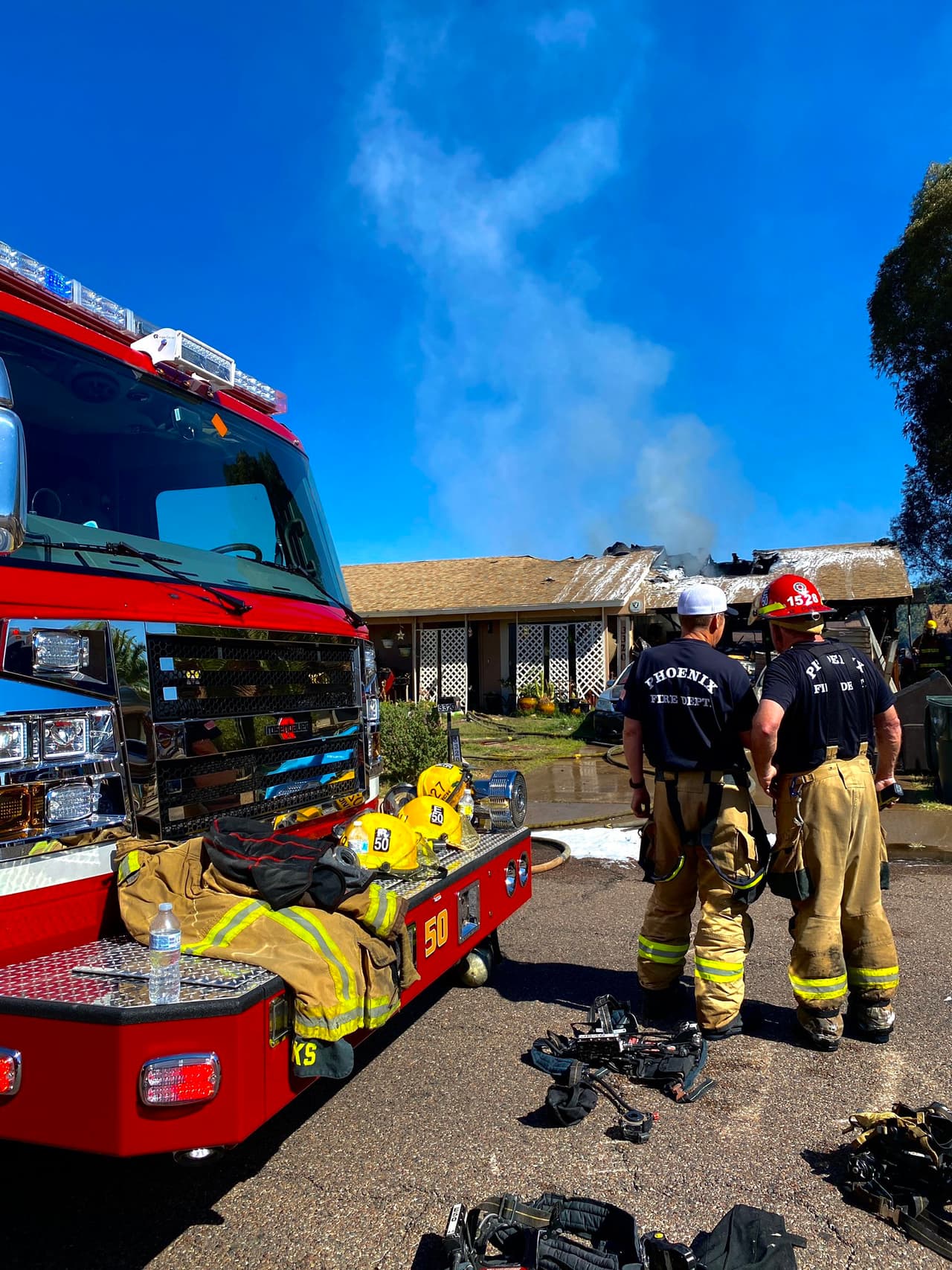 No se reportaron heridos, pero ambas casas quedaron dañadas. Los investigadores están trabajando para determinar la causa del incendio.