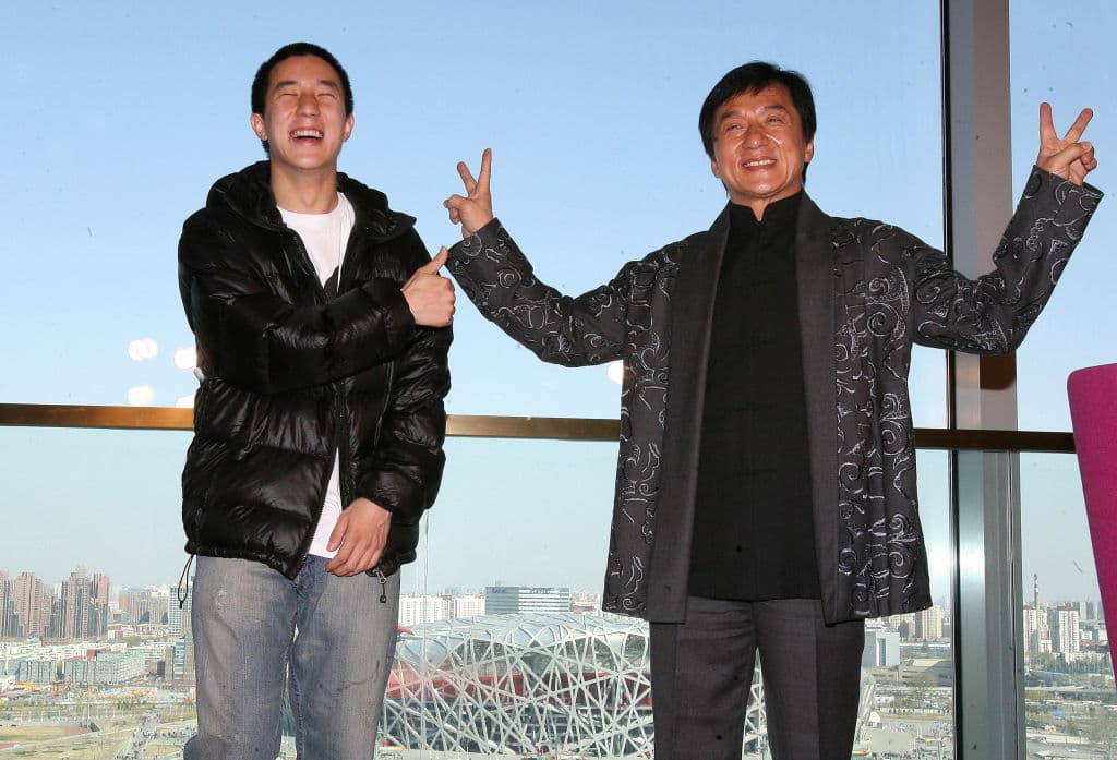 Jackie Chan ha ganado más de $130 millones de dólares por medio de su carrera actoral, pero todo este dinero lo destinará a organizaciones benéficas y no para su hijo Jaycee.