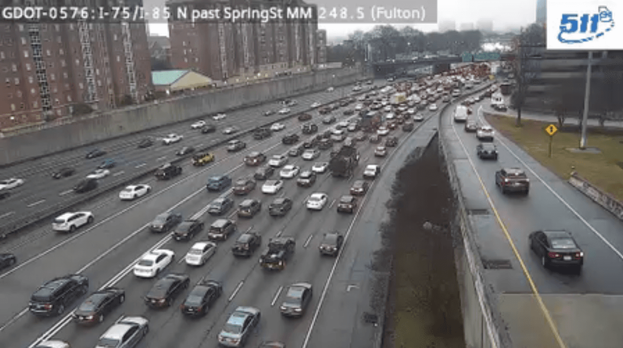 El primer accidente ocurrió cerca de la salida de University Ave alrededor de las 5:30 a. m. del miércoles. No está claro qué provocó el accidente.