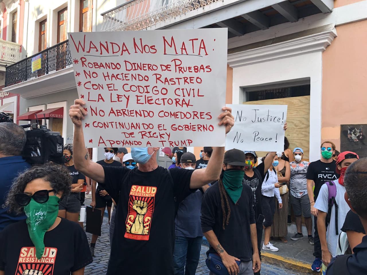 Los manifestantes también hicieron un reclamo a la gobernadora Wanda Vázquez por la firma del nuevo
<a href="https://www.univision.com/local/puerto-rico-wlii/gobernadora-de-puerto-rico-convierte-en-ley-el-nuevo-codigo-civil">Código Civil</a>, la
<a href="https://www.univision.com/local/puerto-rico-wlii/comisionado-electoral-del-ppd-somete-querellas-contra-gobernadora-por-violacion-a-la-ley-electoral">Ley Electoral</a> y por apoyar al presidente de Estados Unidos,
<a href="https://www.univision.com/local/puerto-rico-wlii/wanda-vazquez-agradece-reconocimiento-de-donald-trump-en-la-convencion-the-latino-coalition">Donald Trump</a>, entre otros reclamos.