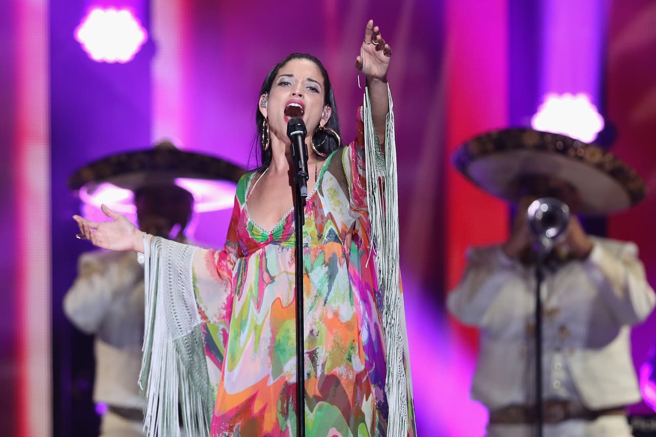 En sus discos anteriores, como solista y como parte de la banda La Quinta Estación, la cantante se ha hecho acompañar por mariachis.