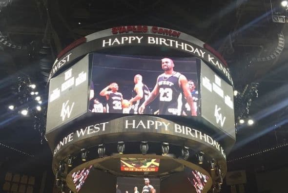 ¡Kim Kardashian alquiló ni más ni menor que el Staples Center para que en su día, su marido y sus amigos jugarán baloncesto como todos unos profesionales!