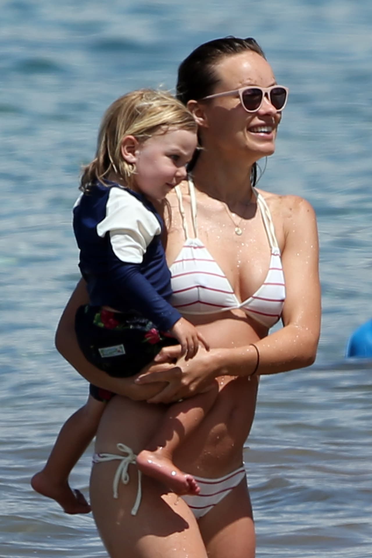 Cuidó a su nene de las olas.