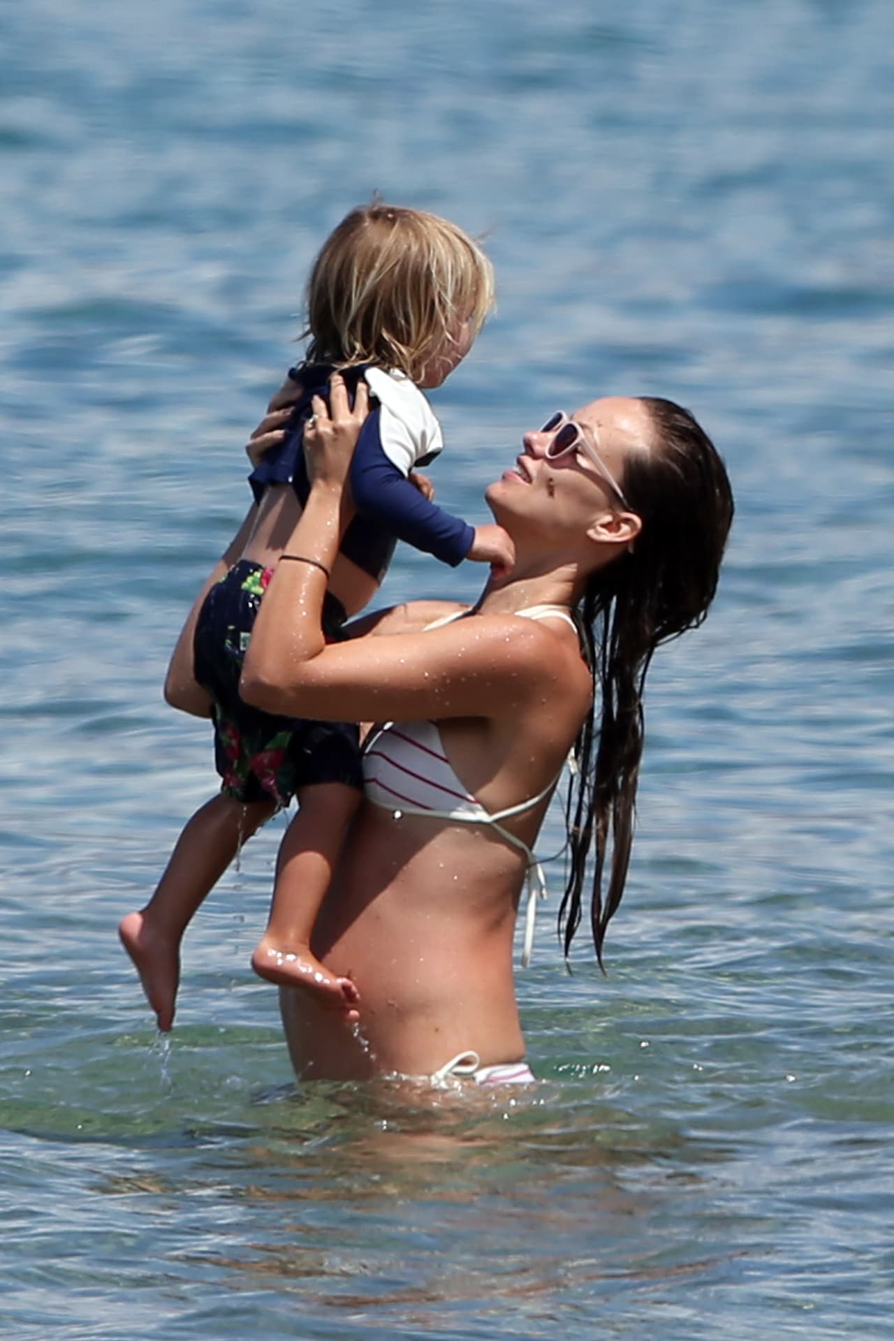 ¡Ternurita! Se metió a nadar con su hijo, Otis Alexander.