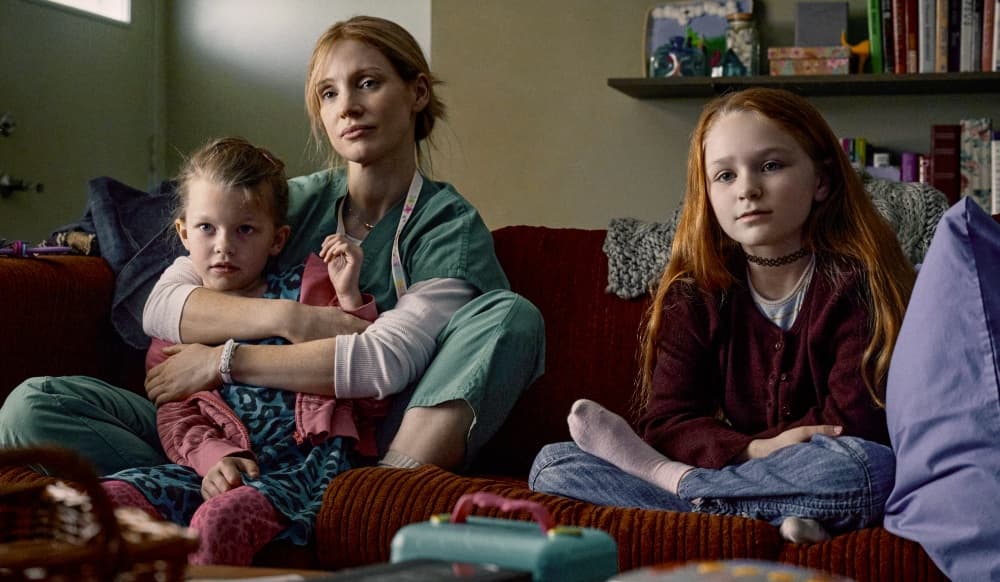 Devyn McDowell como Maya Loughren, Jessica Chastain como Amy Loughren y Alix West Lefler en el papel de Alex Loughren en 'The Good Nurse'