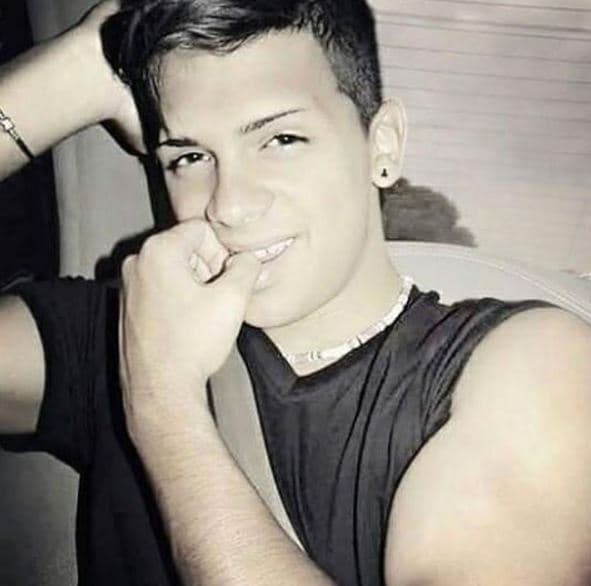 A Fabyán le encanta mostrar sus brazos y su arete. Las camisetas ajustadas son su debilidad.