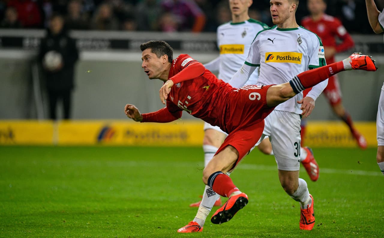 Iniciando la segunda mitad, al 47', la cuenta se amplió en favor del Bayern con la definición de Robert Lewandowski.