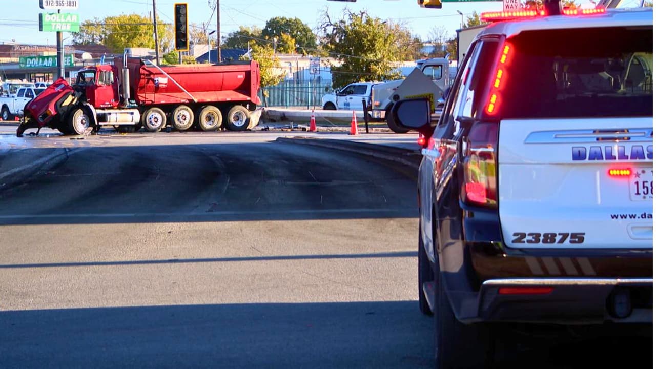 <h3 class="cms-H3-H3">Qué ocurrió</h3> El choque se registró poco después de las 11:15 de la noche del lunes, en
<b>la lateral hacia el oeste de la US-175, cerca de South Buckner Boulevard</b>.
<br>De acuerdo con Dallas Fire-Rescue,
<b>el camión se estrelló contra un poste, lo partió en dos y derribó cables que quedaron tendidos sobre la autopista</b>.
<br>El tanque de combustible del vehículo se rompió y
<b> el diésel se esparció por el pavimento.</b>
<br>Equipos de materiales peligrosos trabajaron durante la madrugada
<b> para limpiar el derrame</b>, mientras cuadrillas de Oncor Electric reemplazaban los postes y cables dañados.
<br>
<b>El conductor fue trasladado a un hospit</b>al con heridas que no ponen en riesgo su vida, según las autoridades.