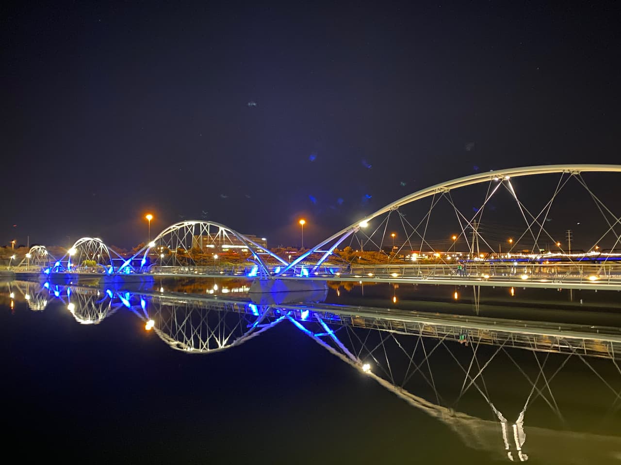 El puente en Tempe Town Lake se ilumina de azul en apoyo a los héroes que luchan en primera línea contra el coronavirus.
<br>