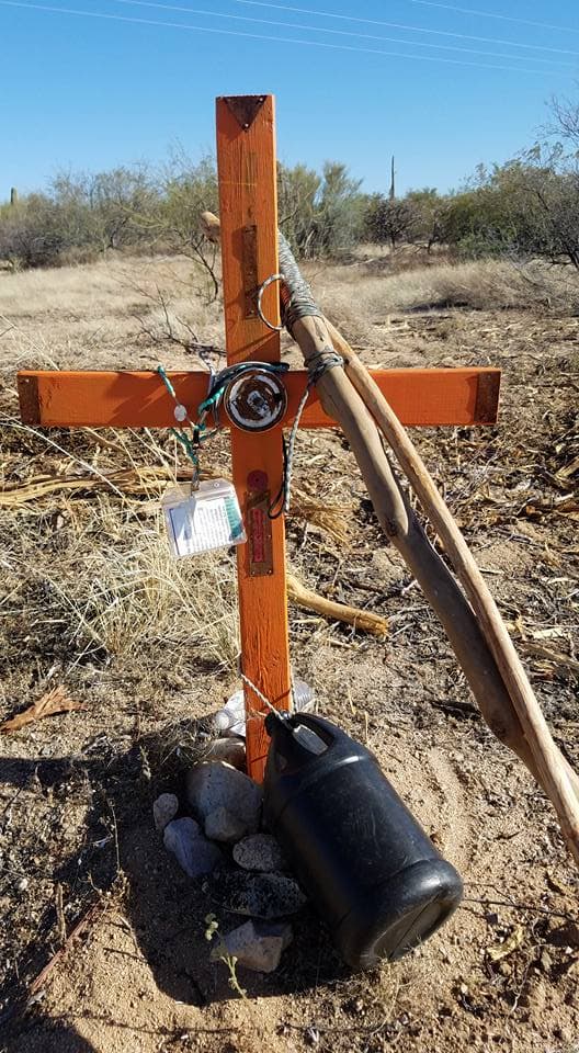 Un altar por un indocumentado muerto en la frontera.