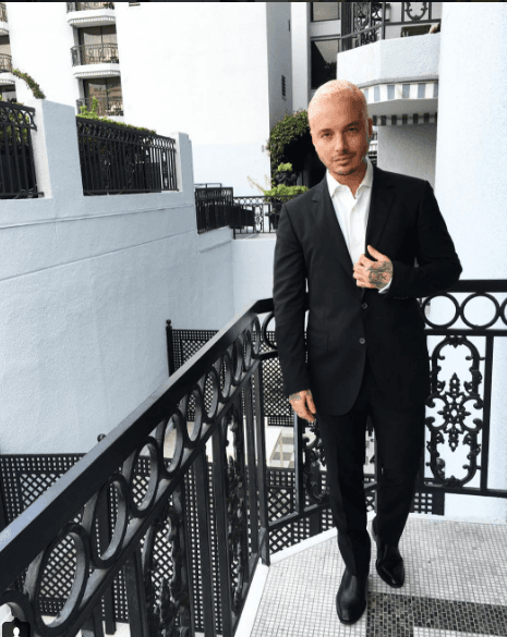 Balvin también luce guapísimo de traje.
