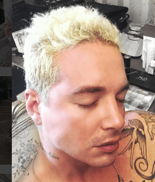 Haciéndose el dormido, con uno de sus tantos looks de cabello, con el que le encanta experimentar.