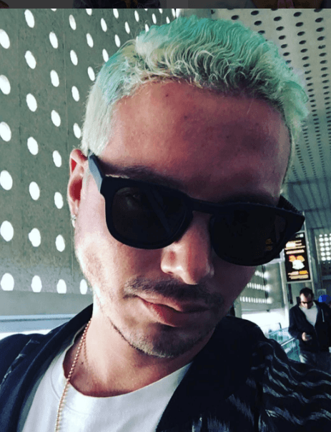 Un verde perico que se le veía súper bien.