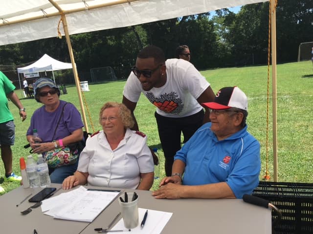 La fundación que lleva su nombre organiza actividades para inspirar a jóvenes a través de tutorías, educación y actividades físicas, señala el portal web.