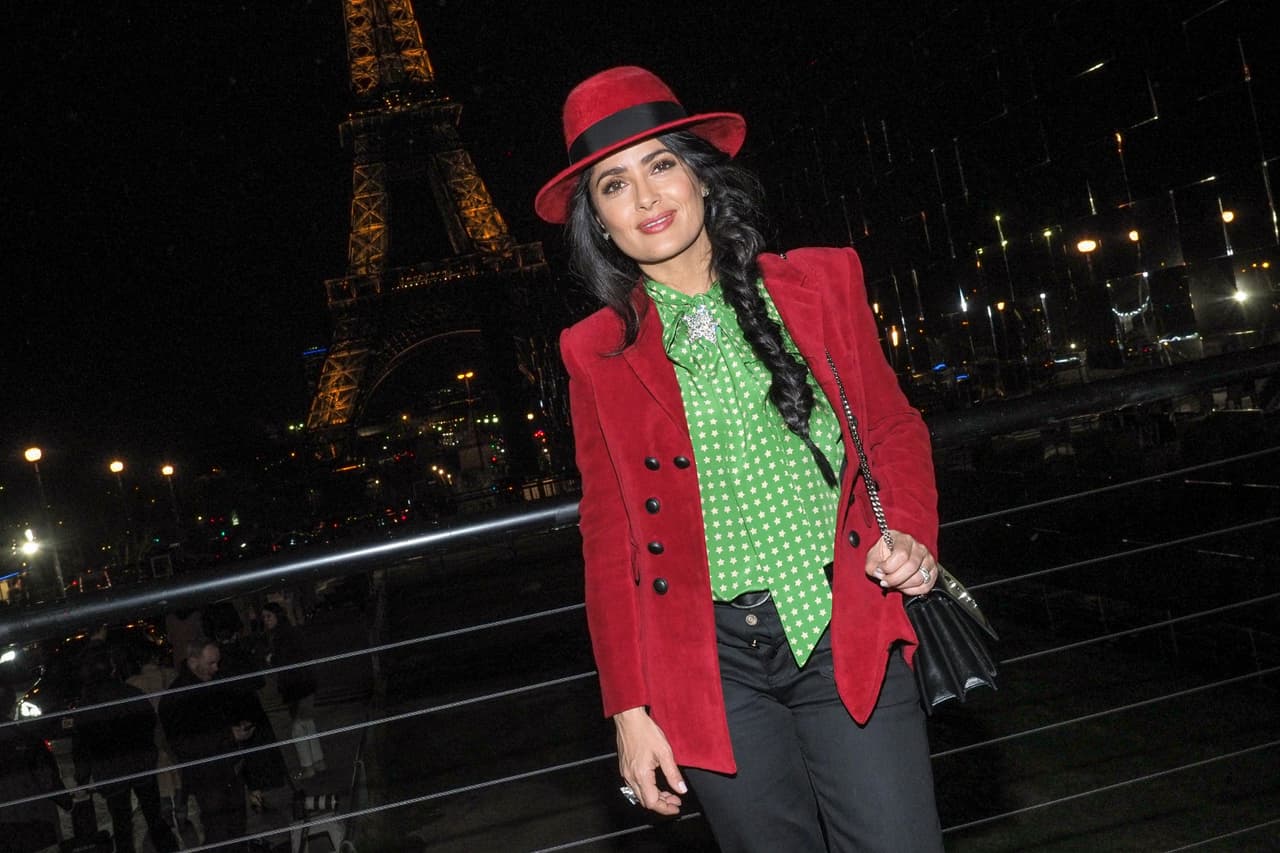 El pasado 26 de febrero, la actriz mexicana
<b> Salma Hayek</b> acudió a un desfile de modas de Saint Laurent, en París, presumiendo un colorido atuendo.