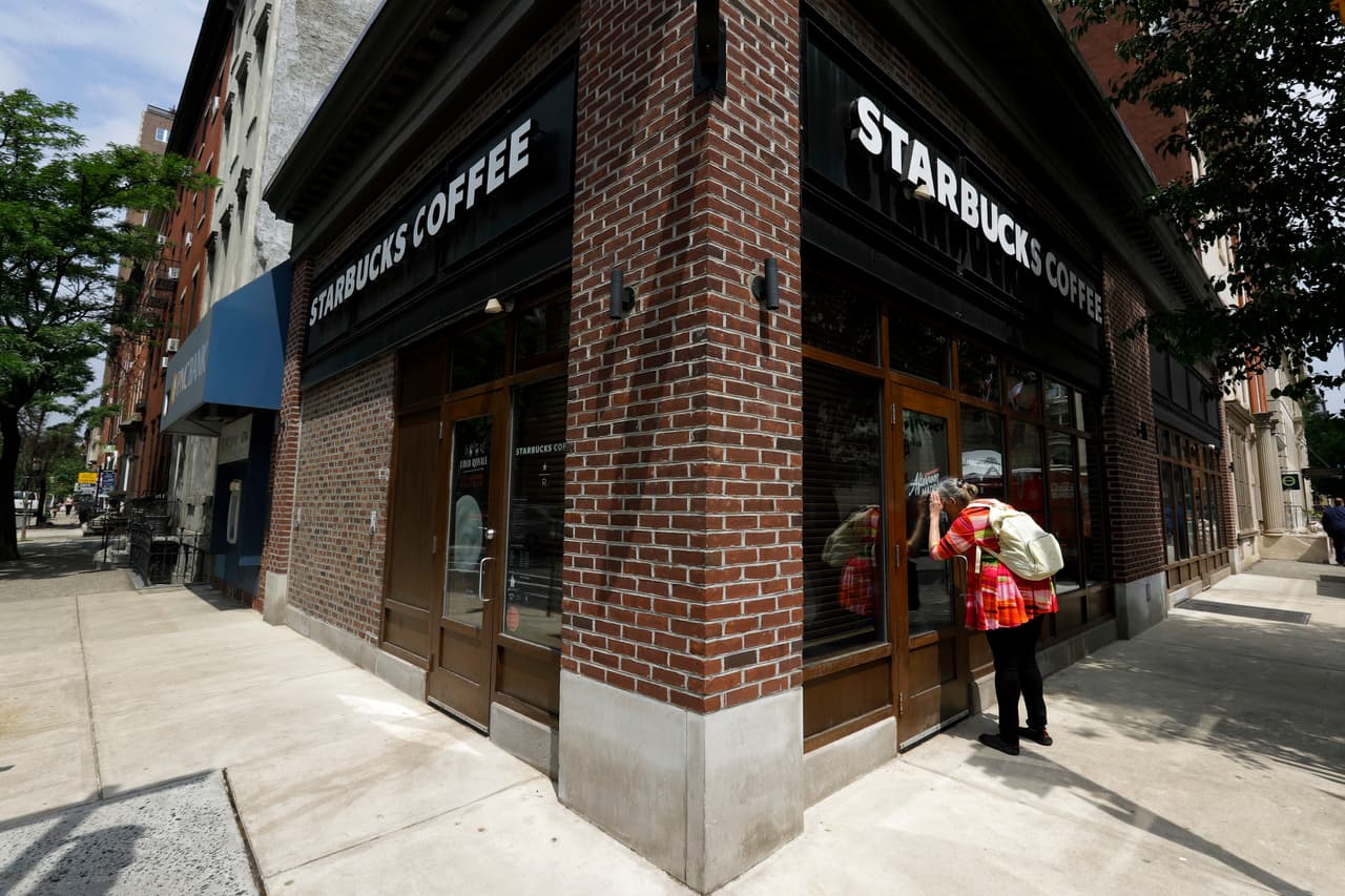 Esta mujer demandó a Starbucks "por despedirla por ser blanca". Ahora, un juez ordenó a la compañía pagarle $2.7 millones en daños