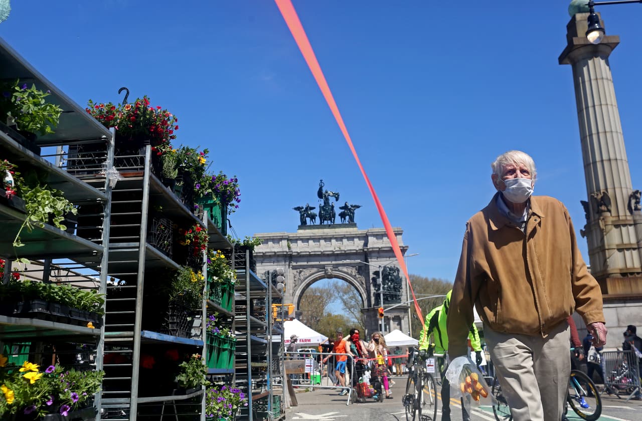 New Yorkers Enjoy Nice Weekend Weather As Social Distancing Guidelines Remain In Place To Limit Spread Of Coronavirus