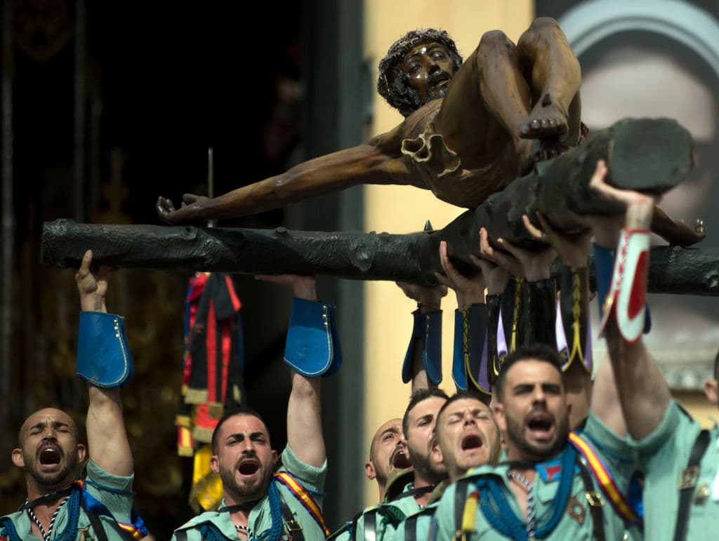 Un grupo de legionarios cargan 'El Cristo de la Buena Muerte' durante la procesión religiosa de Jueves Santo en Málaga, España.