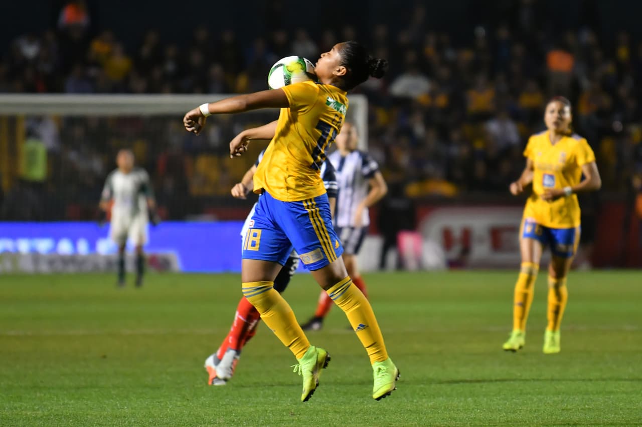 Para cuando el juego se reanudó, con el comienzo de la segunda mitad, las locales intentaron quitarle el empuje y la inercia con que cerraron el primer medio las visitantes.