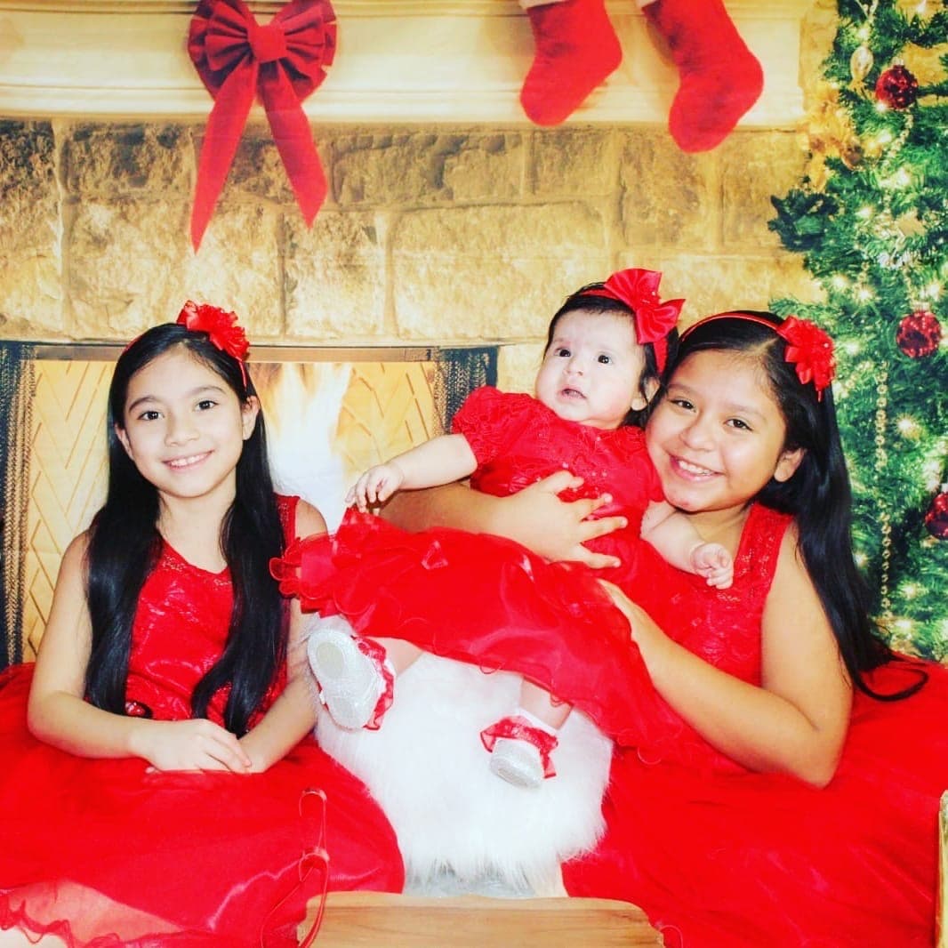 Mirna Méndez compartió una linda foto de sus niñas vestidas de rojo. 
<br>