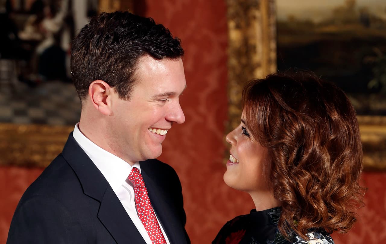 A diferencia de Beatrice, su hermana la 
<b>princesa Eugenie tuvo una majestuosa boda con el empresario Jack Brooksbank</b> el 12 de octubre de 2018, en una 
<b><a href="https://www.univision.com/entretenimiento/nada-que-envidiarle-a-meghan-y-harry-mira-como-fue-la-llegada-de-la-princesa-eugenie-a-su-boda-real-video">solemne ceremonia</a></b> en la capilla de San Jorge, en el castillo de Windsor.
<br>