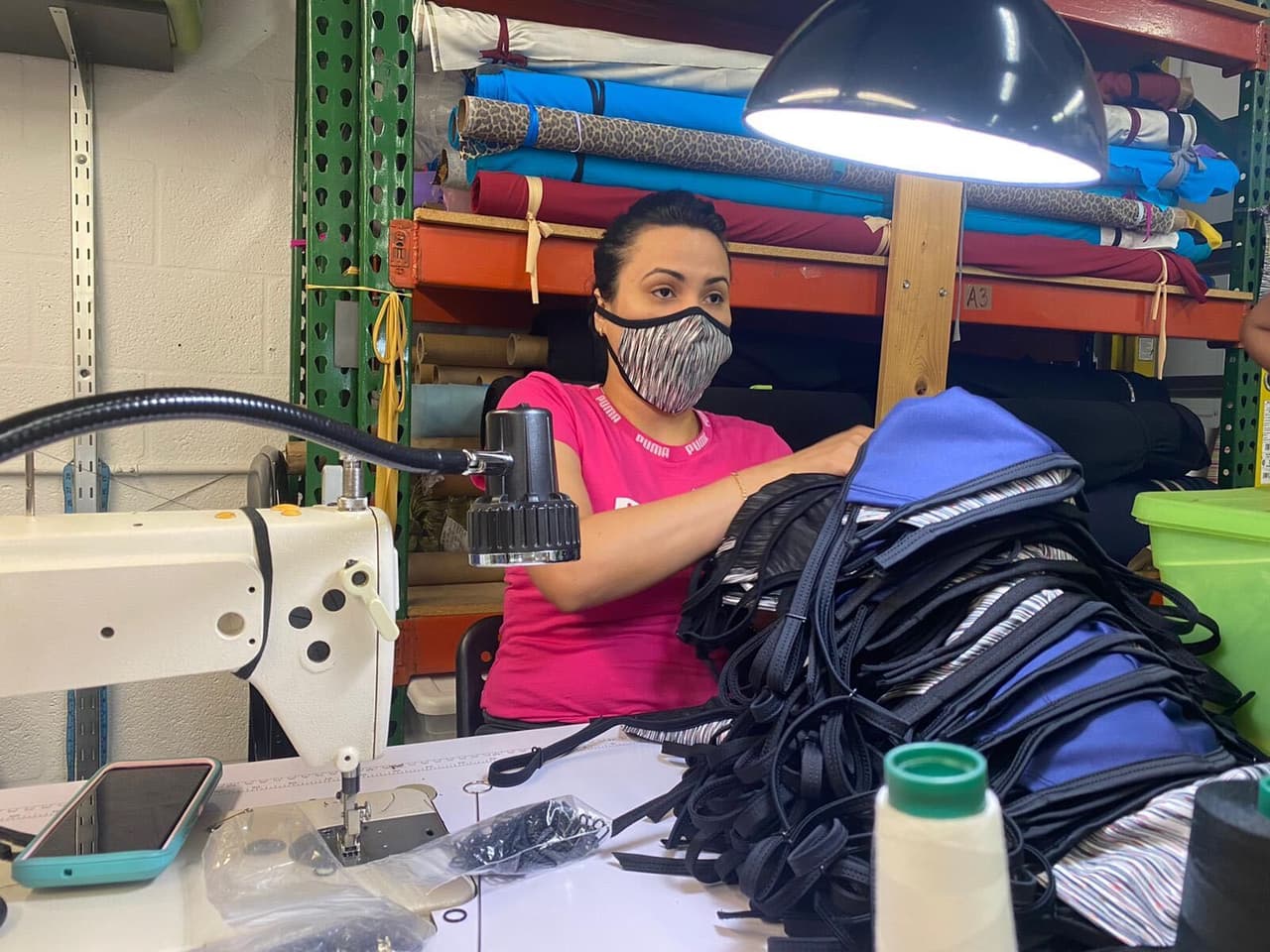 Logran hacer entre 500 y 600 mascarillas diarias. 
<br>