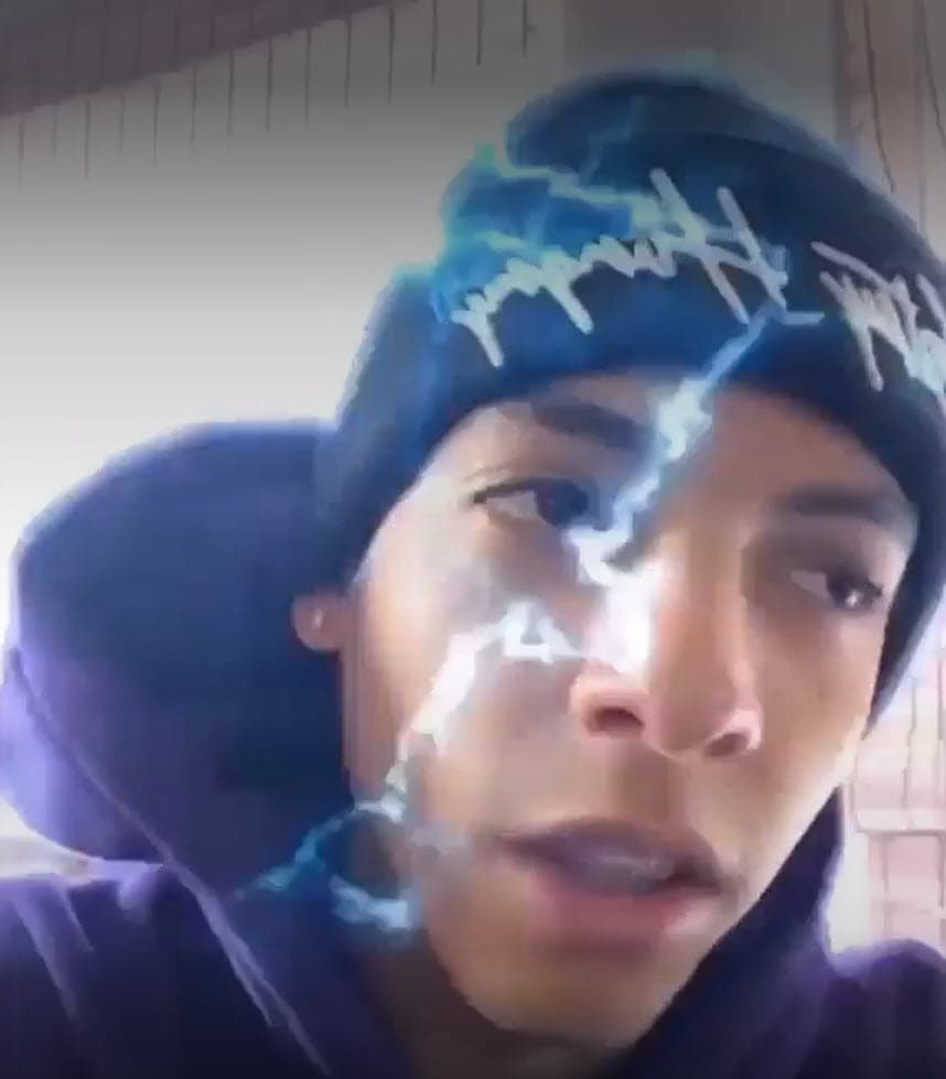 Esa publicación fue seguida por otra que ya no existe en su cuenta en la que se leía "más de 40 composiciones y 20 canciones pegadas 
<b><a href="https://www.univision.com/radio/raul-brindis/a-mi-me-brinca-mucho-que-un-chavalo-te-hable-asi-el-rolis-opina-sobre-la-bronca-de-natanael-cano-y-pepe-aguilar-video" target="_blank">¿quién es el más duro?</a></b> Yo, sí vengo de nada".
<br>