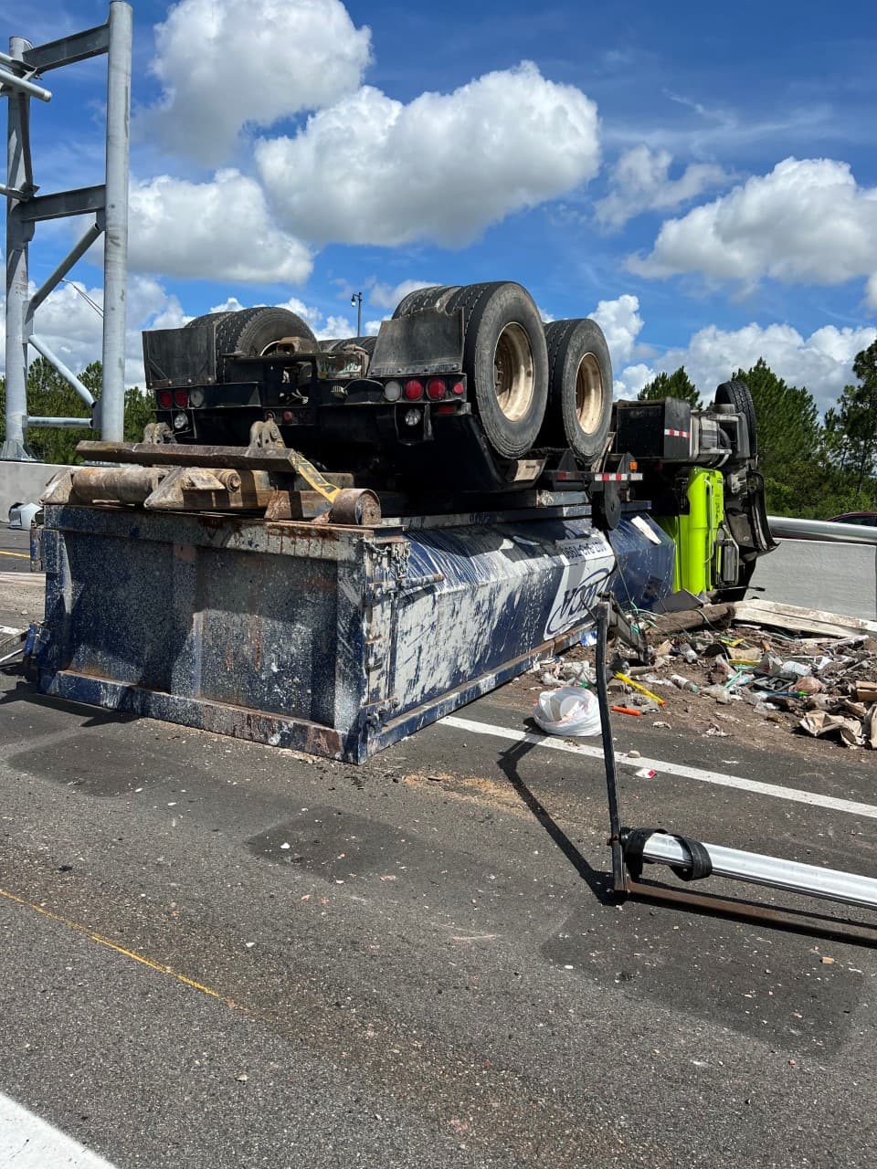 Los equipos de limpieza trabajaron para recoger los escombros derramados en la autopista y ya a las 2:55 pm las vías fueron reabiertas.
<br>