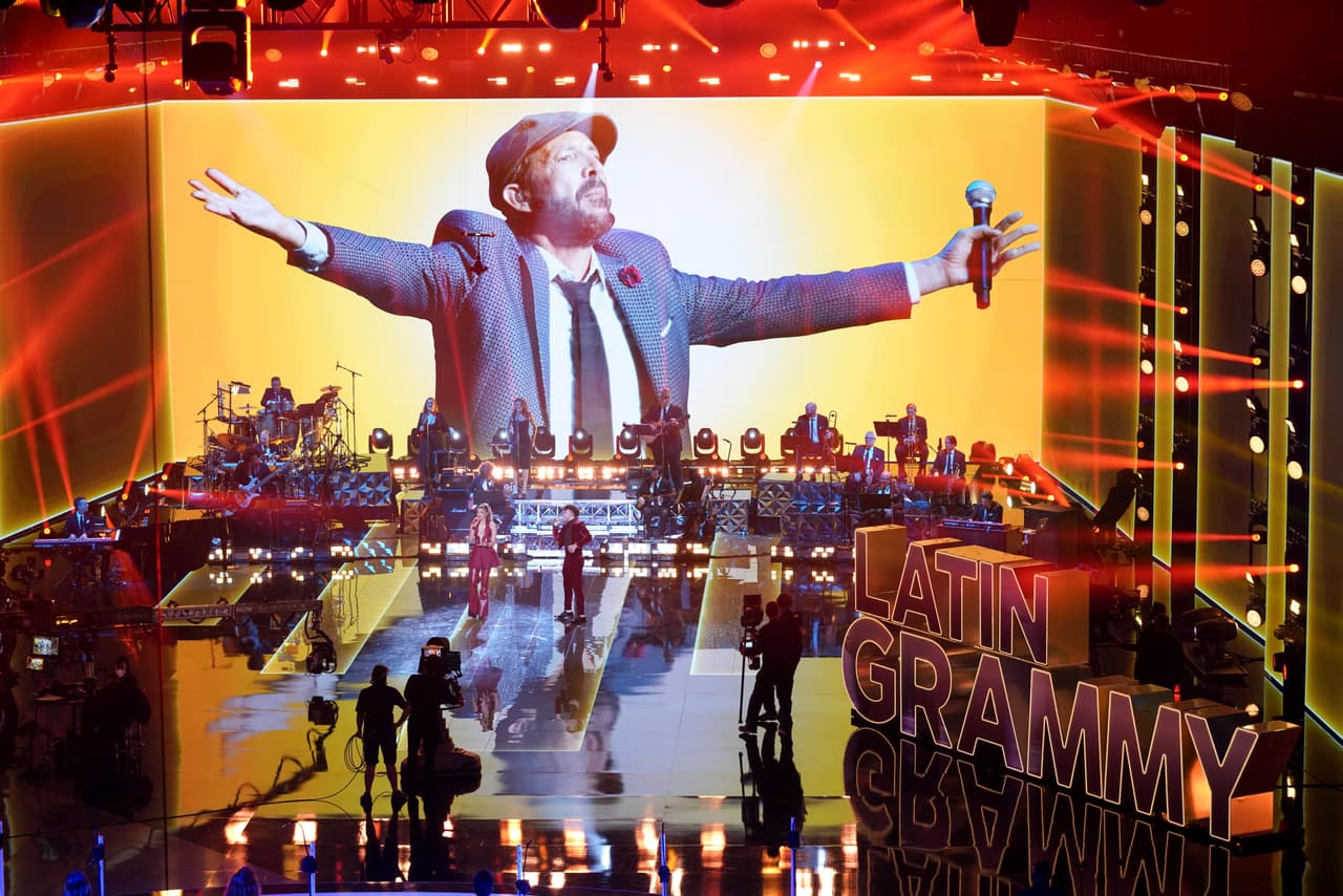 <h3 class="cms-H3-H3"><b>12.- Un tributo a los grandes (único e irrepetible)</b></h3>
<br>
<br>Juan Luis Guerra, Julio Iglesias y Roberto Carlos son nombres ya consagrados en el mundo de la música latina y por ello, la noche del Latin GRAMMY les rindió honores. 
<br>