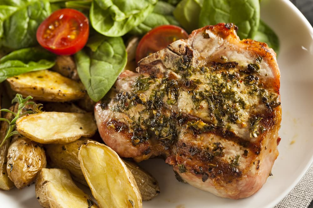 Cuida muy bien que la carne la voltees solo una vez y quede al punto. La mejor bebida para acompañar el platillo es con un vaso de cerveza, también puedes preparar alguna ensalada.