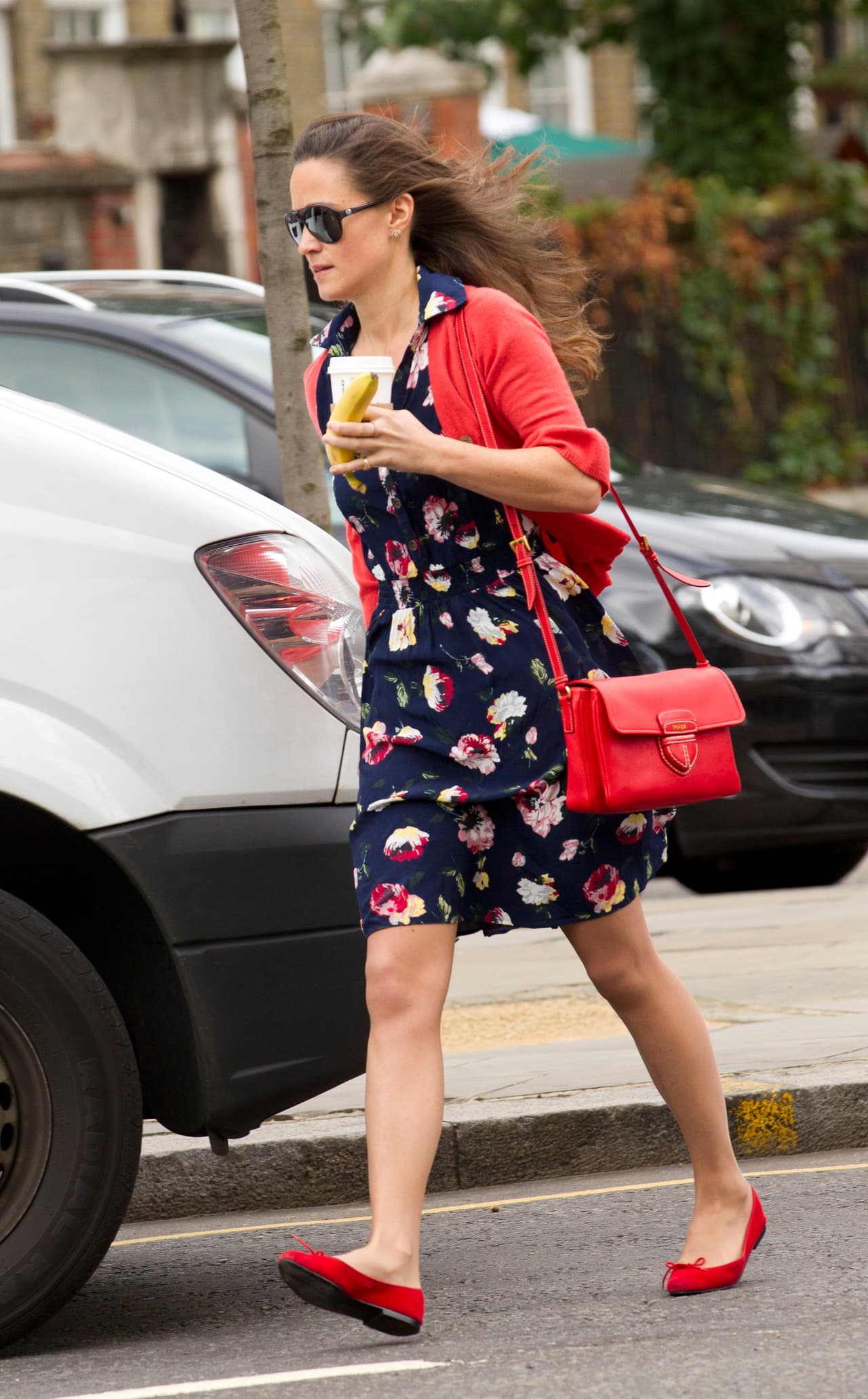 Pippa se deja llevar por la temporada y elige estampados acorde con ella.