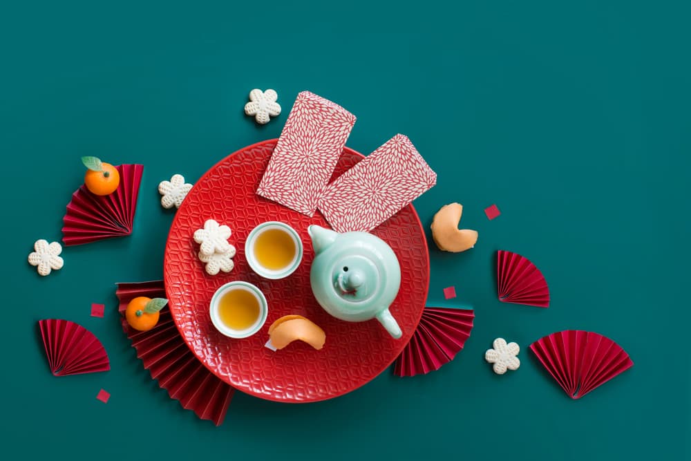 Curiosamente, en los días previos al año nuevo también se le hace una oración u ofrenda al dios de la cocina o de la estufa, ya que hay la creencia de que éste acude a los cielos con el dios del Jade a reportar la conducta de la familia durante el año, así que si se portaron mal, no les irá muy bien en el ciclo nuevo.