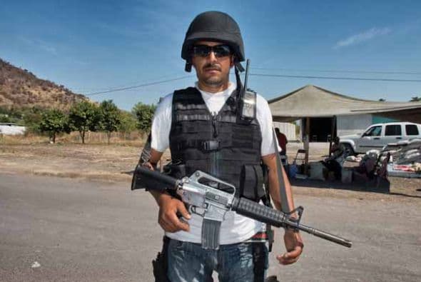 La violencia no da tregua en Michoacán en donde comunidades enteras se han sumado a la lucha. A continuación les presentamos imágenes de los grupos armados de autodefensa en Michoacán conformados por pobladores de la comunidad La Nopalera.