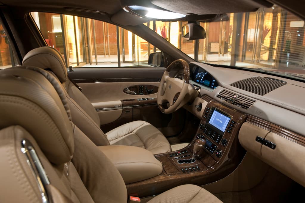 Los interiores de este Maybach 62 eran elaborados cuidadosamente a mano al gusto de sus propietarios quienes pasaban largas horas en salones especialmente habilitados por Mercedes-Benz eligiendo materiales, texturas y colores para lograr la cabina perfecta. Este sedán tiene 
<b>capacidad para cuatro personas.</b>