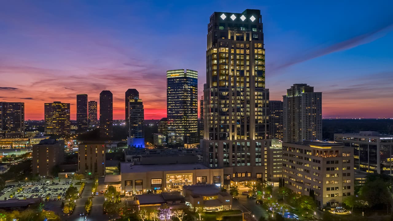 El hotel está ubicado en la cuadra 1600 de la W Loop S, al oeste de Houston.