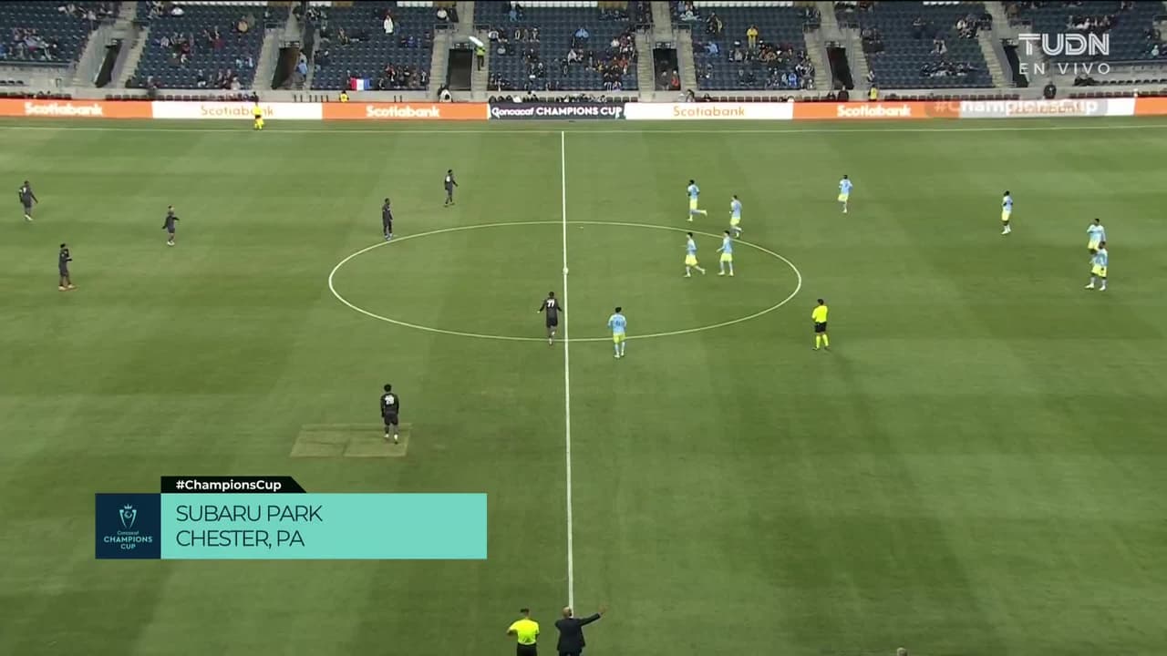 Arranca el partido y la pelota está en juego.