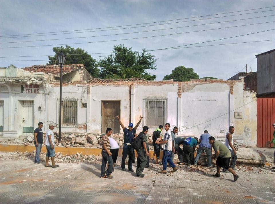 Desde el viernes 8 de septiembre y ante el peligro de colapso de algunos edificios por las réplicas del sismo, decenas de migrantes que se encontraban recuperando fuerzas en el albergue Hermanos del Camino de la comunidad oaxaqueña de Ixtepec comenzaron labores para remover los escombros de las casas que fueron destruidas en esa zona.