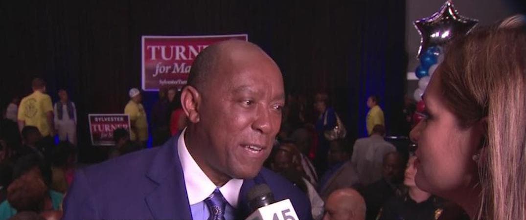 Veterano demócrata gana la alcaldía de Houston