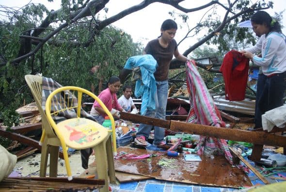 El comandante general Ariel Bernardo, jefe de la X División de Infantería, señaló que han enviado dos compañías al Valle de Compostela, pero añadió que los militares también han sido "víctimas de la tormenta".