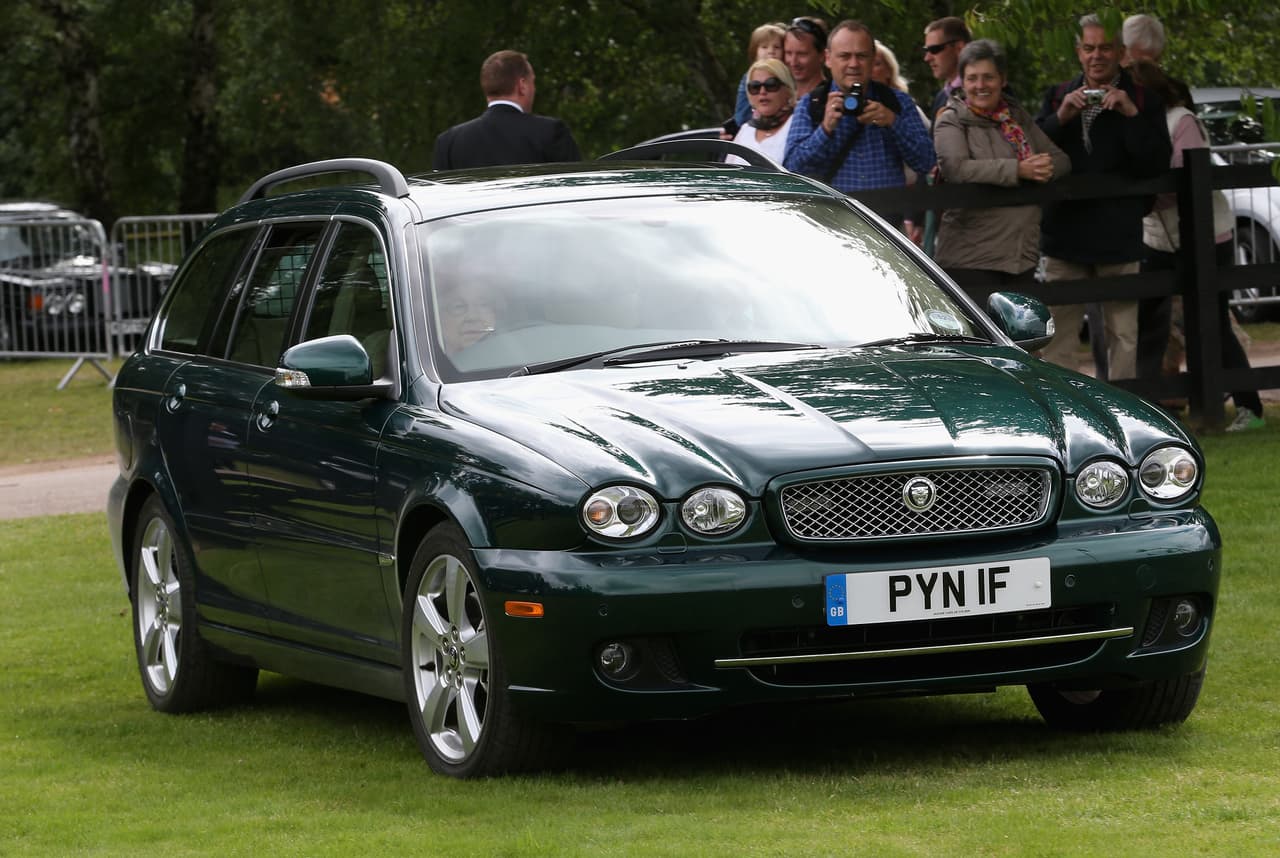 A sus 92 años la reina Isabel II aún tiene la energía para enfrentar viajes largos detrás del volante, los cuales usualmente realiza en el asiento del conductor de esta station wagon Jaguar X-Type. Hace un año la reina
<b><a href="https://www.univision.com/noticias/autos-y-famosos/a-los-91-anos-la-reina-isabel-ii-conduce-60-millas-para-ir-a-misa" target="_blank">condujo por 60 millas</a></b> para asistir a misa.